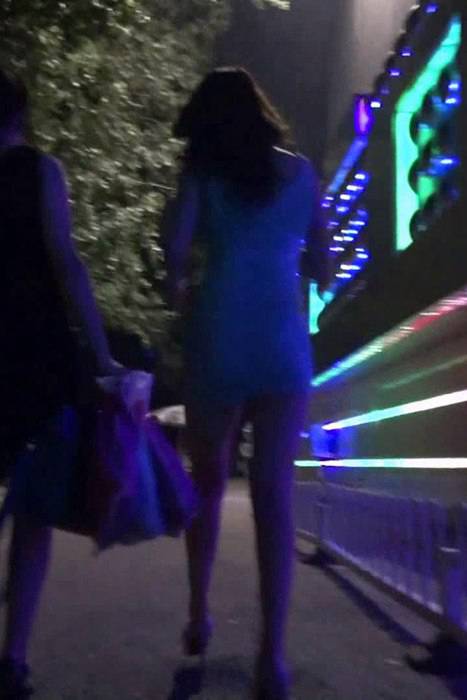 [街拍视频]00178身材超性感的高跟女人走出了夜店